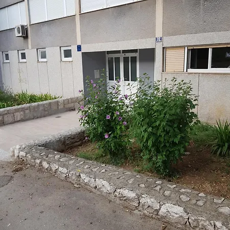 Apartment Sweet Split