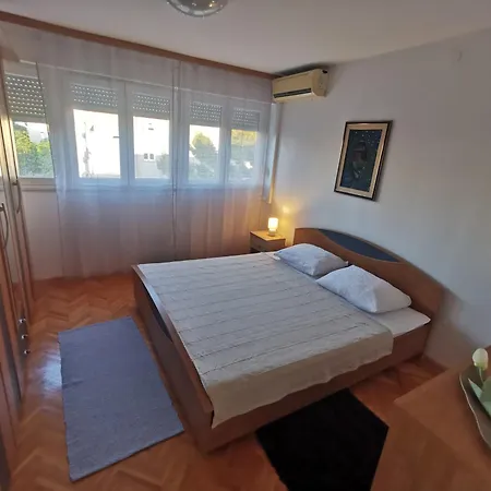 Apartment Sweet Split